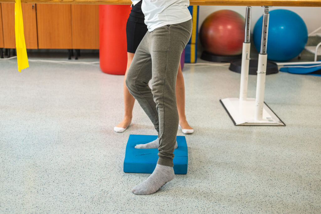 Male patients legs doing balance pad exercises with the assistance of a female therapist.

6 Questions to Ask Before You Leave the Hospital or Inpatient Rehabilitation Facility / San Tan Neuro PT